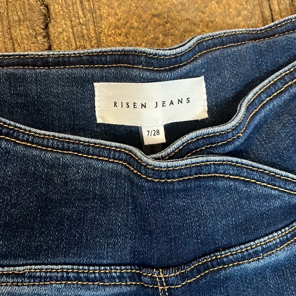 Risen High-Waist Cropped Elastic Banded Jeans - Picture 3 of 11